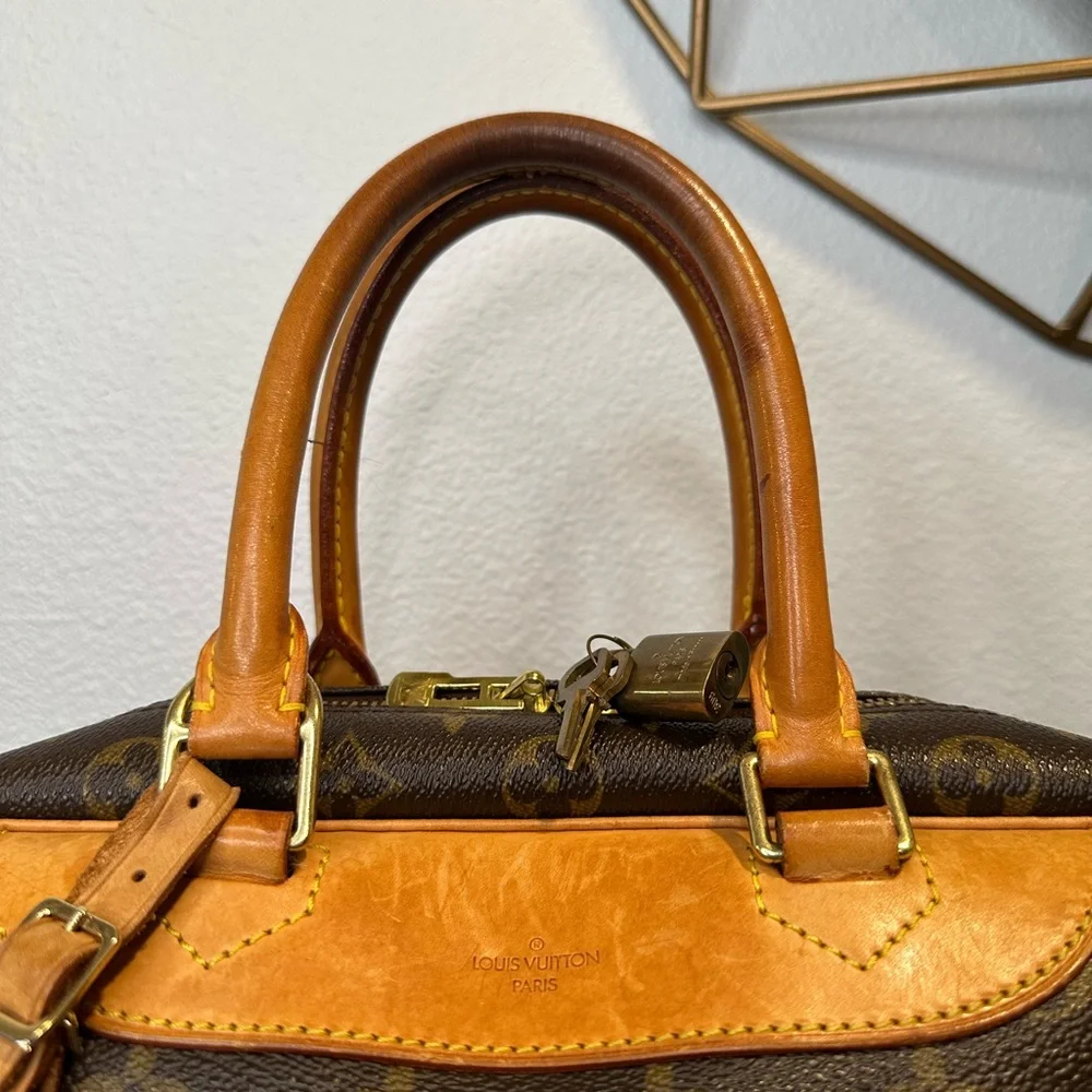 Louis Vuitton Deauville Handbag Monogram Canvas with 🔐 and bag tag. 🏷️ - Picture 2 of 13